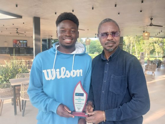 Moïse Esiso Kumase présente ses trophées au président Georges Koshi